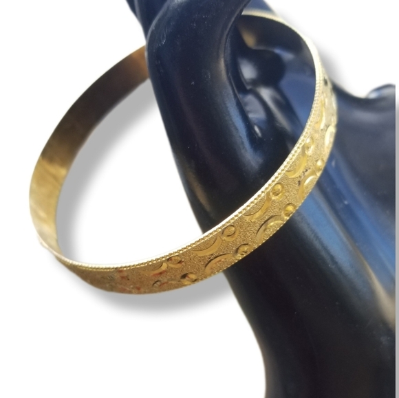 VINTAGE GOLDPLATED BANGLE BRACELET WITH DIAMOND CUT DESIGN DETAIL - Picture 4 of 6
